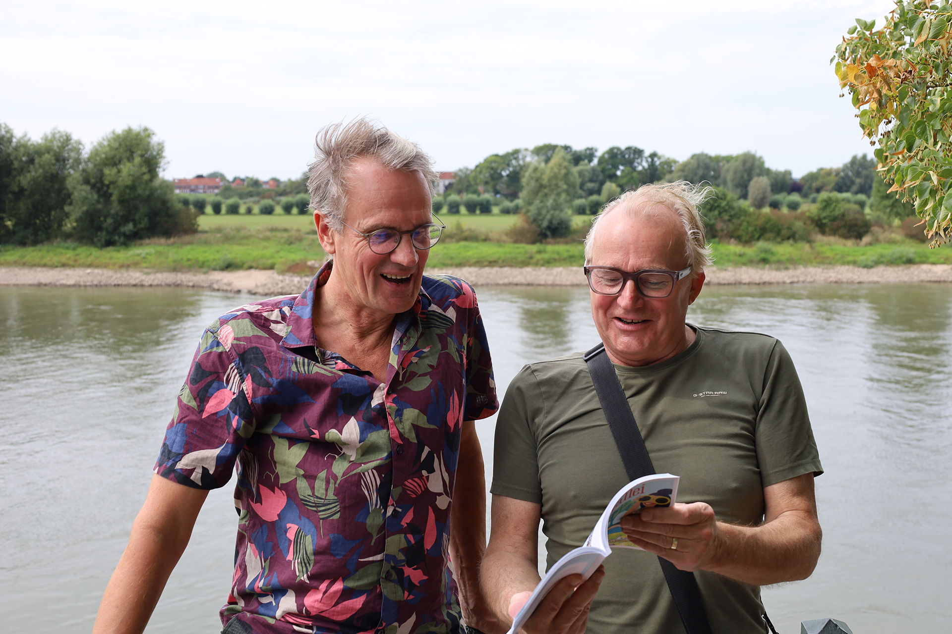 Floris en Wim bekijken de reisgids over de IJssselvallei die ze samen hebben gemaakt